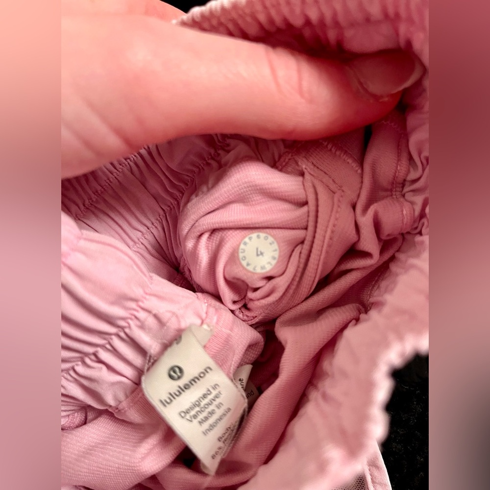 Lululemon Hotty Hot shorts 2.5”. Light pink size 4 - Picture 4 of 4